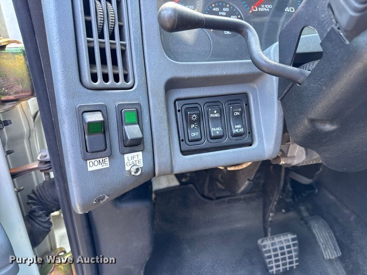 image for item DW6578 2006 International 4300 truck cab and chassis