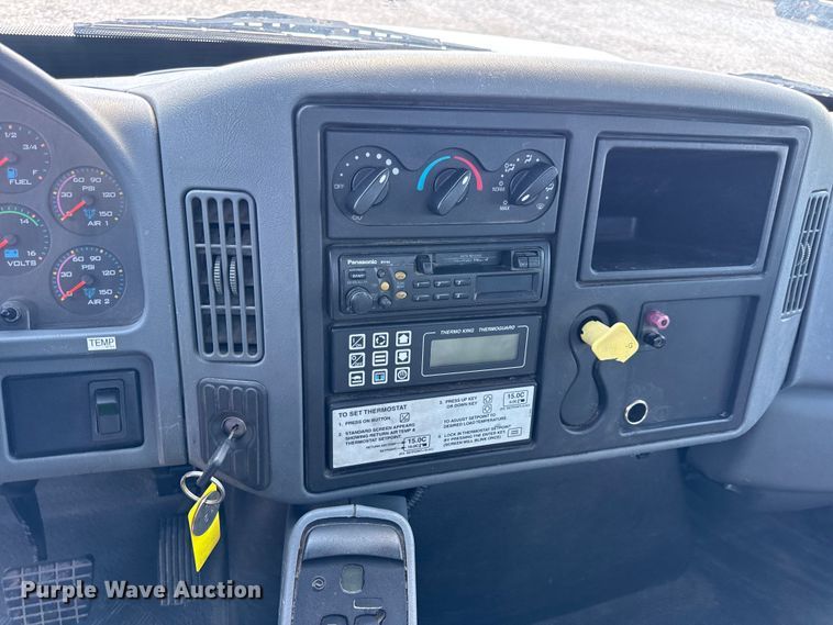 image for item DW6578 2006 International 4300 truck cab and chassis