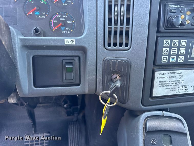 image for item DW6578 2006 International 4300 truck cab and chassis