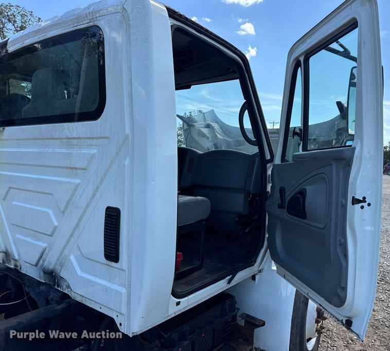image for item DW6578 2006 International 4300 truck cab and chassis