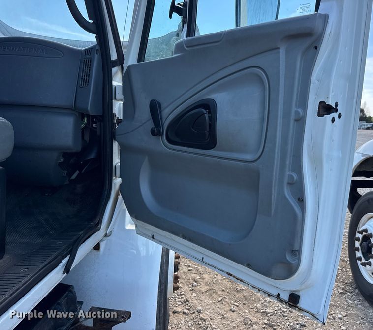 image for item DW6578 2006 International 4300 truck cab and chassis