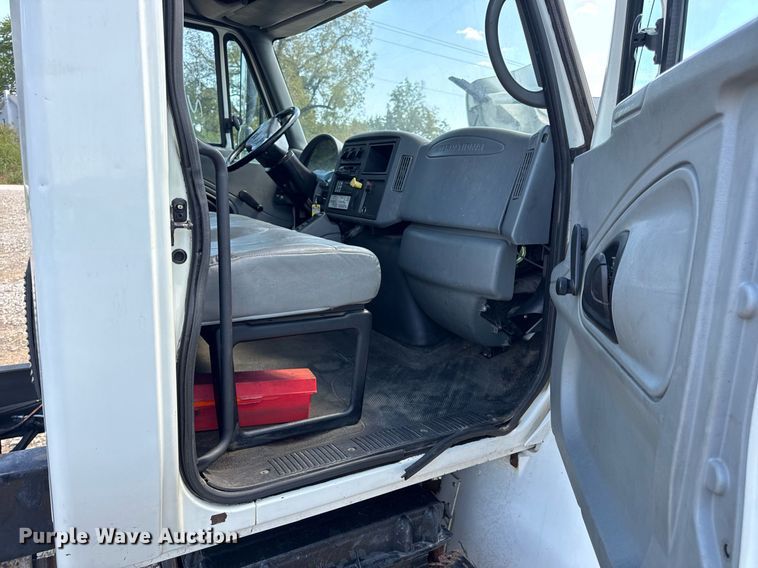 image for item DW6578 2006 International 4300 truck cab and chassis