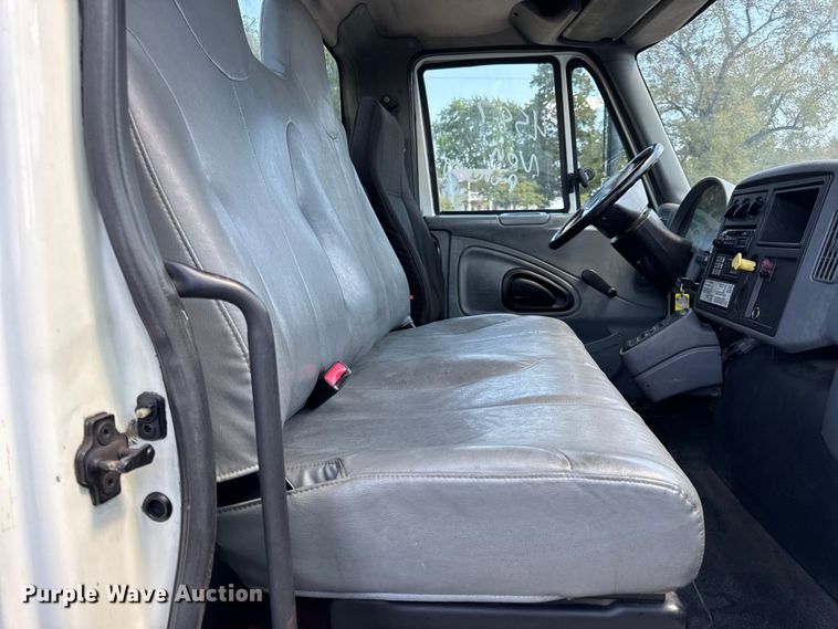 image for item DW6578 2006 International 4300 truck cab and chassis