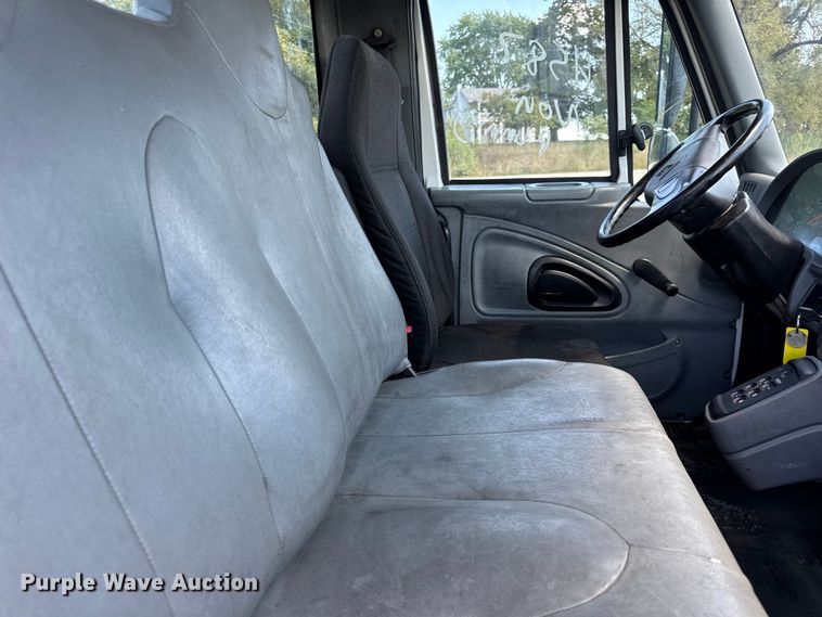 image for item DW6578 2006 International 4300 truck cab and chassis