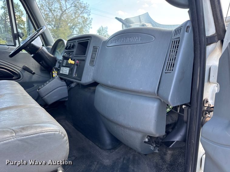 image for item DW6578 2006 International 4300 truck cab and chassis