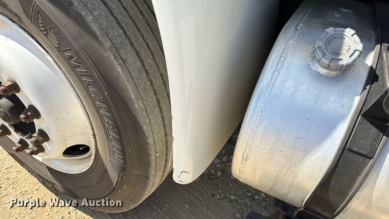 image for item DW6579 2010 International 4300 truck cab and chassis