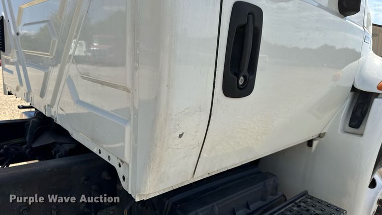 image for item DW6579 2010 International 4300 truck cab and chassis