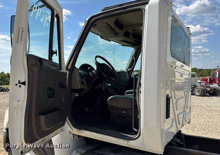 image for item DW6579 2010 International 4300 truck cab and chassis