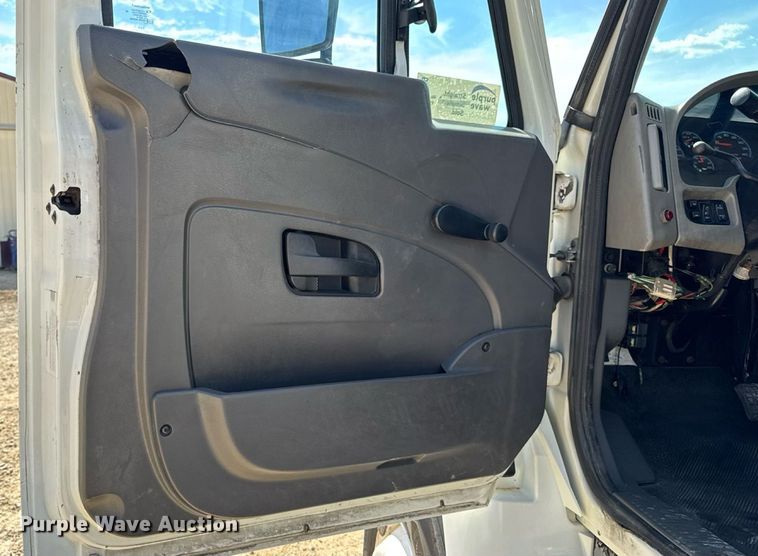 image for item DW6579 2010 International 4300 truck cab and chassis