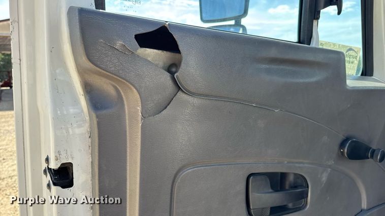 image for item DW6579 2010 International 4300 truck cab and chassis