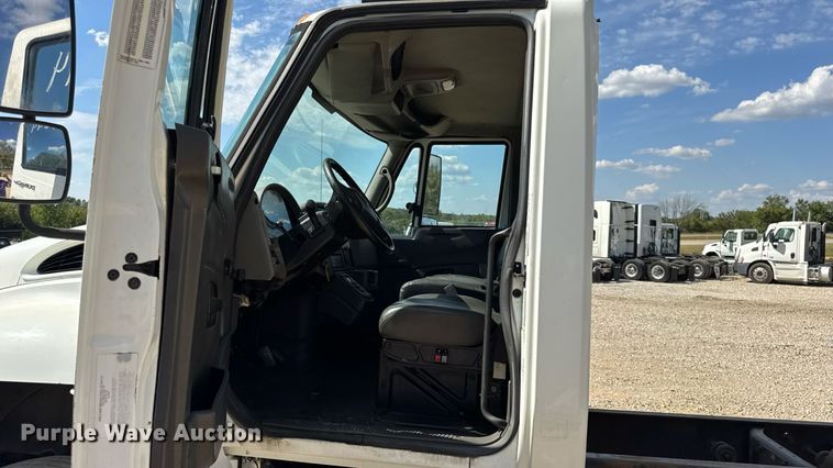 image for item DW6579 2010 International 4300 truck cab and chassis