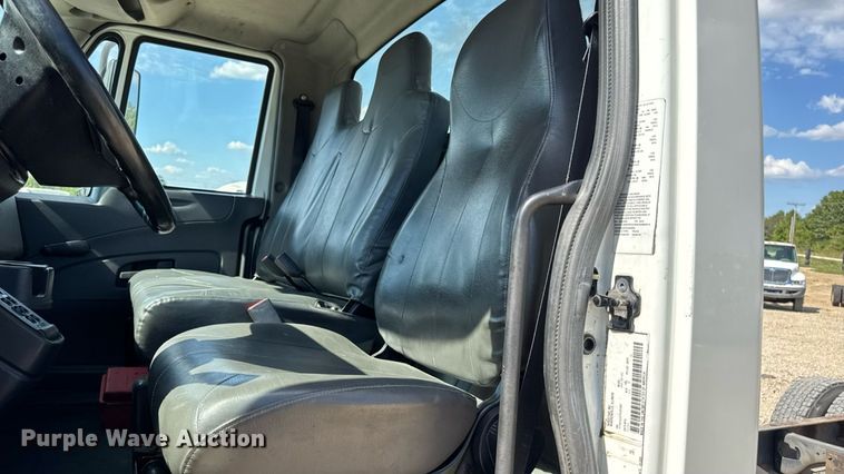 image for item DW6579 2010 International 4300 truck cab and chassis