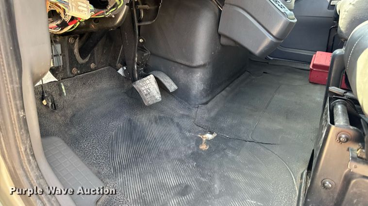 image for item DW6579 2010 International 4300 truck cab and chassis