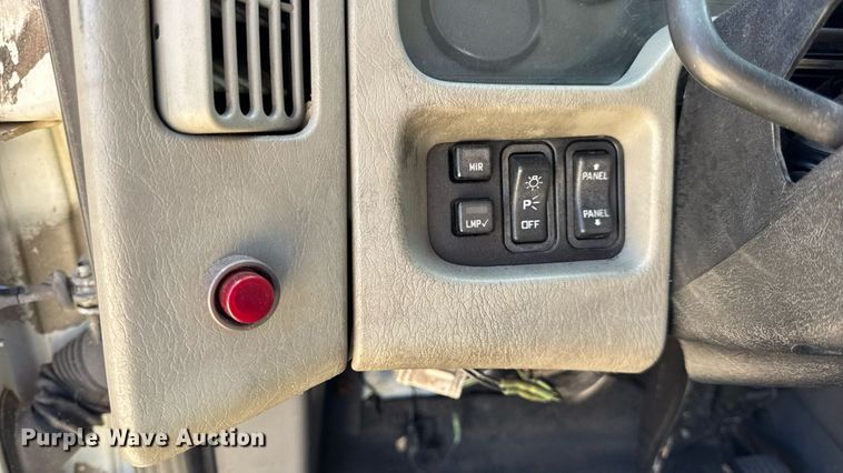 image for item DW6579 2010 International 4300 truck cab and chassis