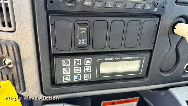 image for item DW6579 2010 International 4300 truck cab and chassis