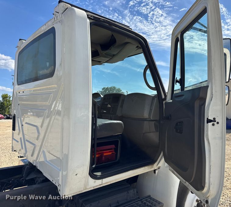 image for item DW6579 2010 International 4300 truck cab and chassis