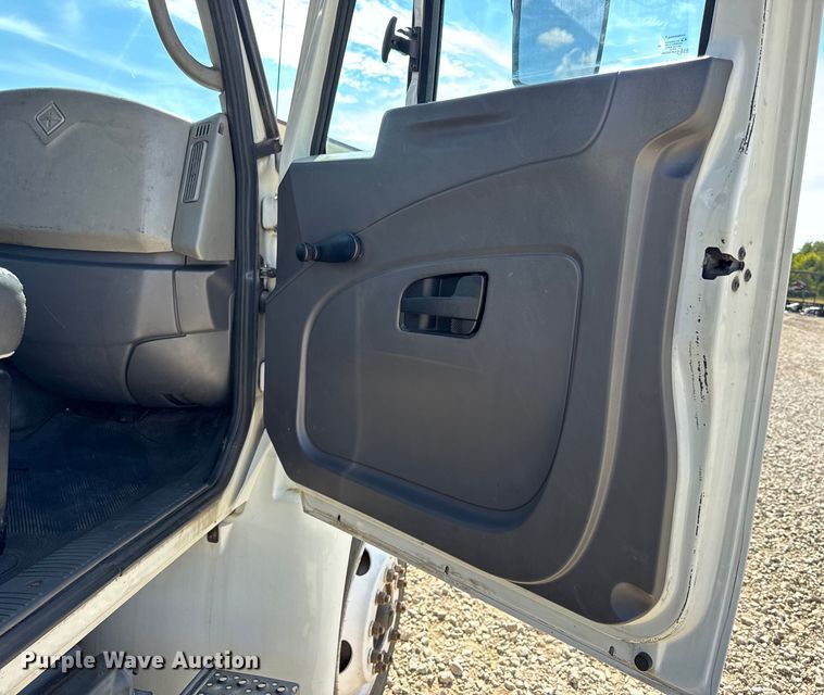 image for item DW6579 2010 International 4300 truck cab and chassis