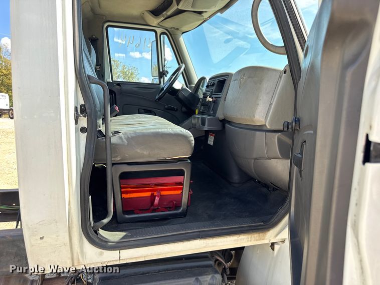 image for item DW6579 2010 International 4300 truck cab and chassis