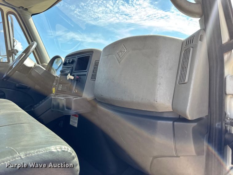 image for item DW6579 2010 International 4300 truck cab and chassis