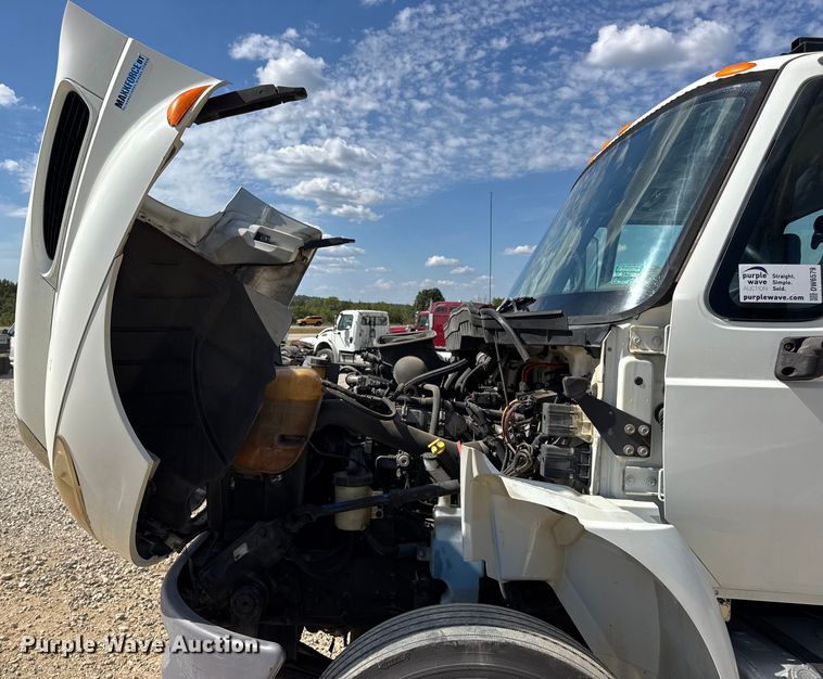 image for item DW6579 2010 International 4300 truck cab and chassis