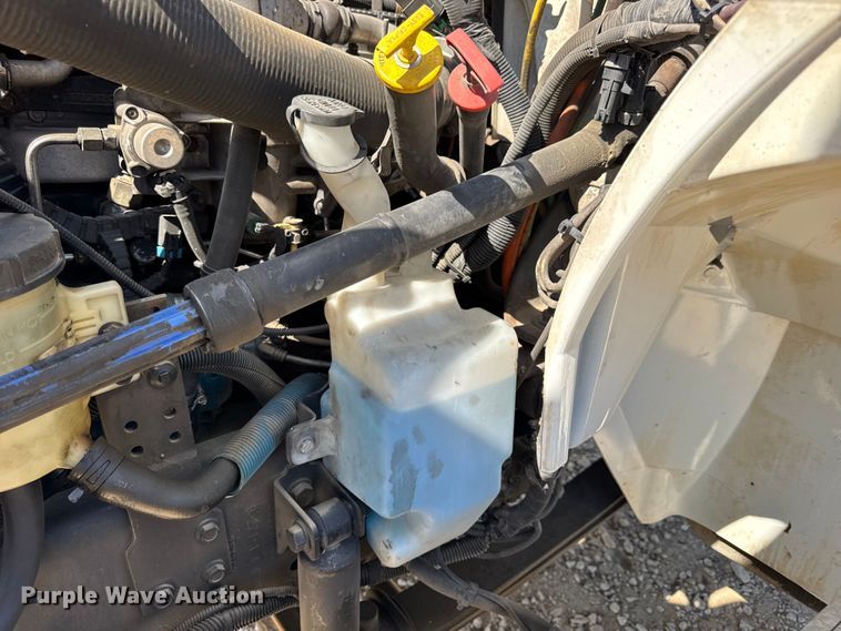 image for item DW6579 2010 International 4300 truck cab and chassis