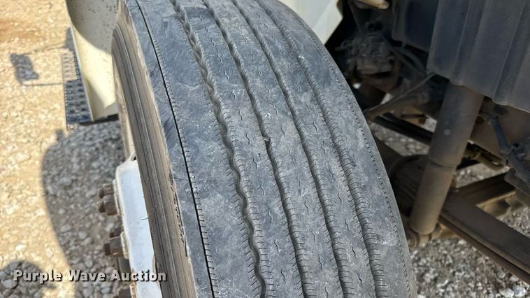 image for item DW6579 2010 International 4300 truck cab and chassis