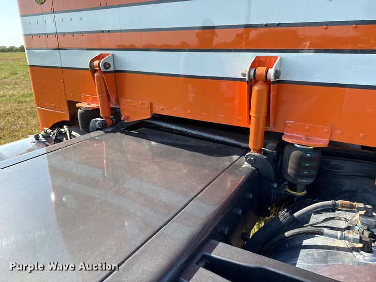 image for item DX5780 1995 Peterbilt 379 semi truck