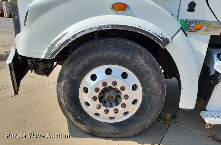 image for item DZ6557 2014 Freightliner  Coronado 122SD semi truck