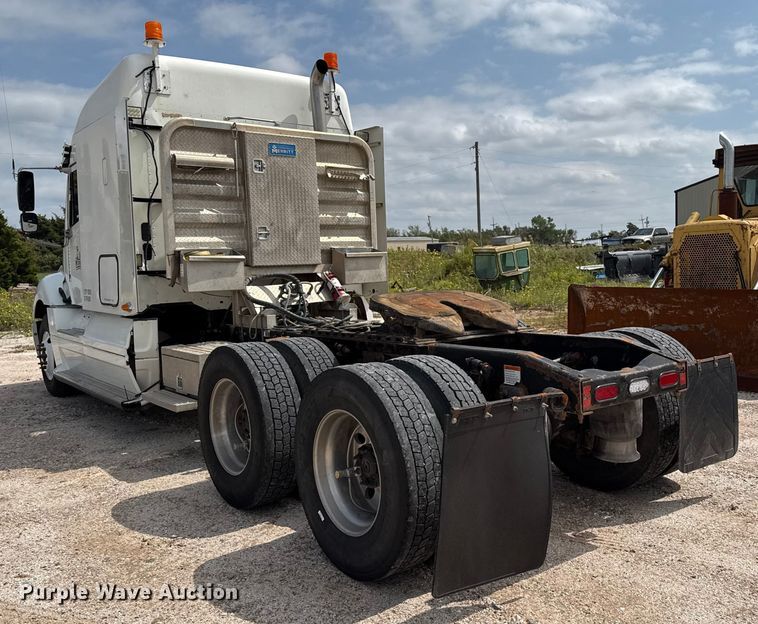 image for item DZ8978 2005 Freightliner Columbia semi truck