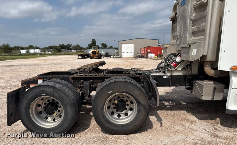 image for item DZ8978 2005 Freightliner Columbia semi truck