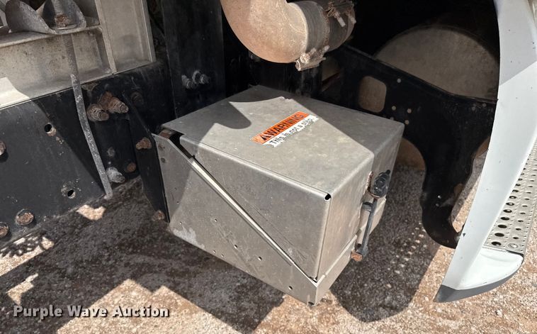 image for item DZ8978 2005 Freightliner Columbia semi truck