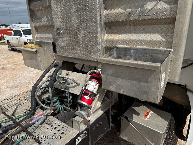 image for item DZ8978 2005 Freightliner Columbia semi truck