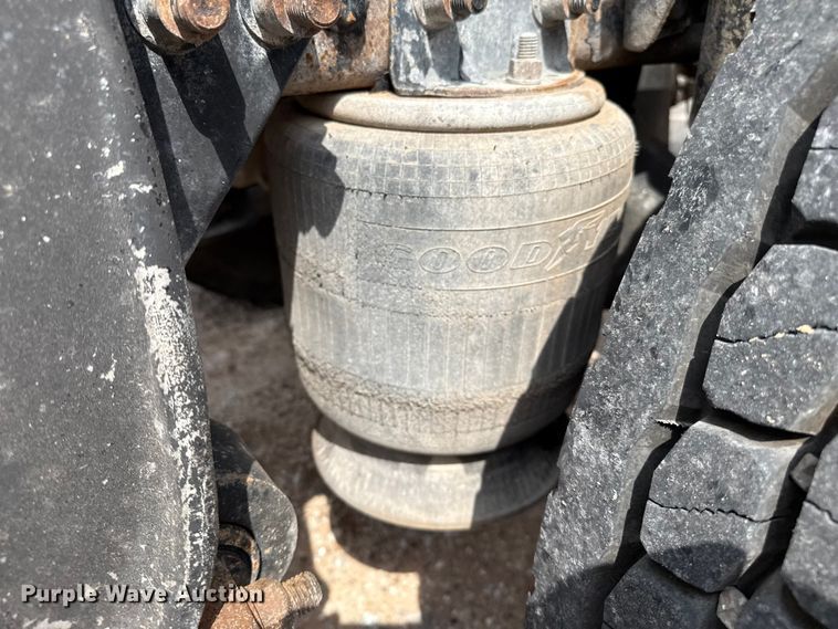 image for item DZ8978 2005 Freightliner Columbia semi truck