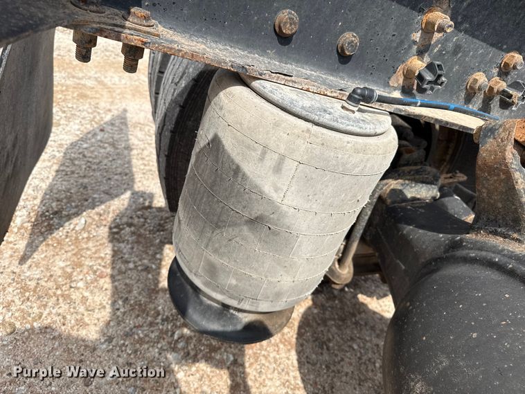 image for item DZ8978 2005 Freightliner Columbia semi truck