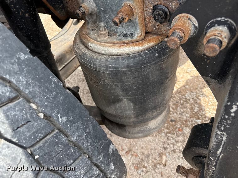 image for item DZ8978 2005 Freightliner Columbia semi truck