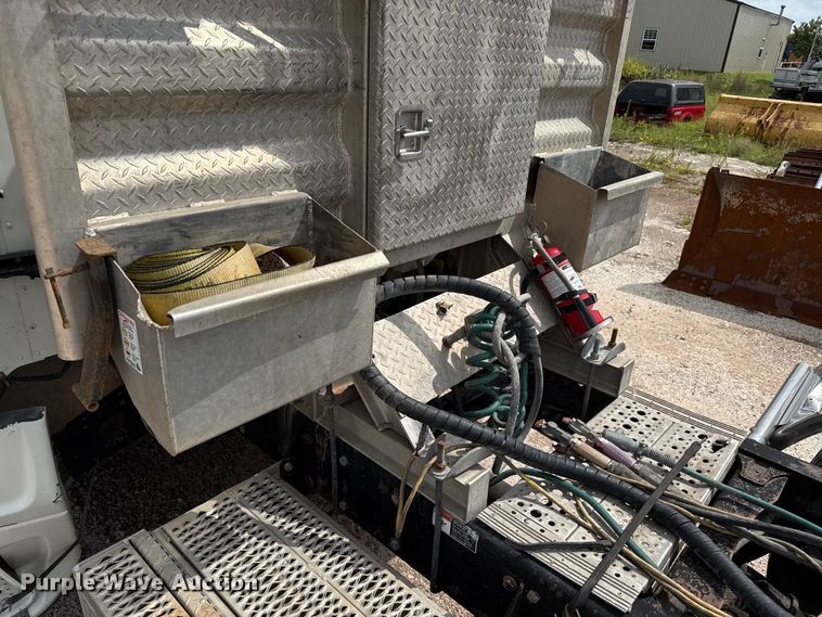 image for item DZ8978 2005 Freightliner Columbia semi truck