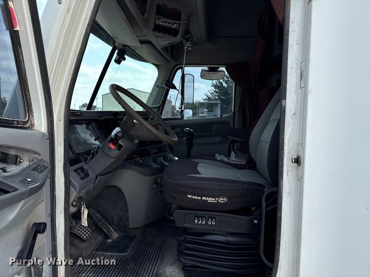 image for item DZ8978 2005 Freightliner Columbia semi truck