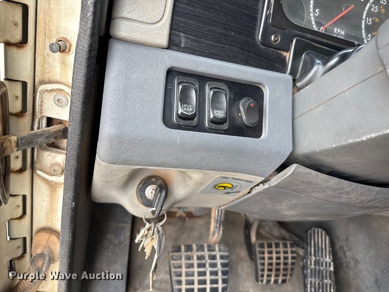 image for item DZ8978 2005 Freightliner Columbia semi truck