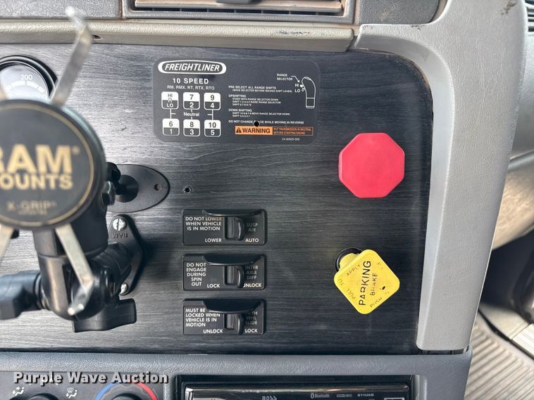 image for item DZ8978 2005 Freightliner Columbia semi truck