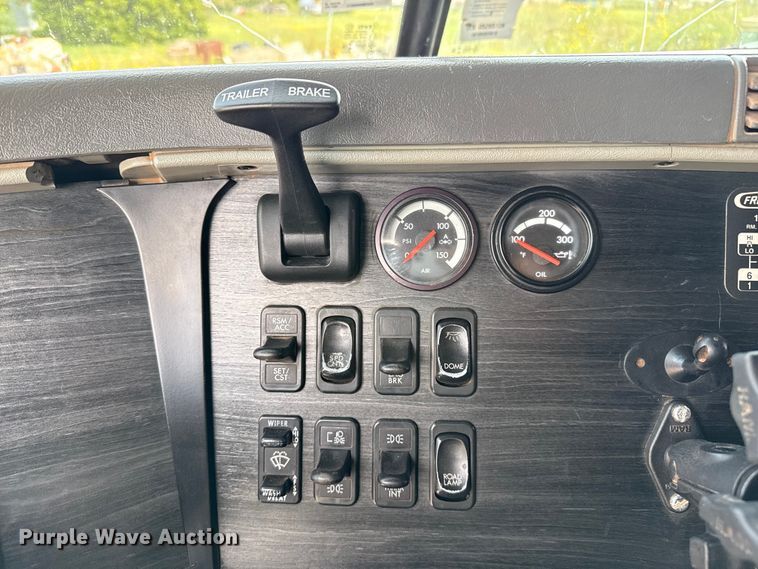 image for item DZ8978 2005 Freightliner Columbia semi truck