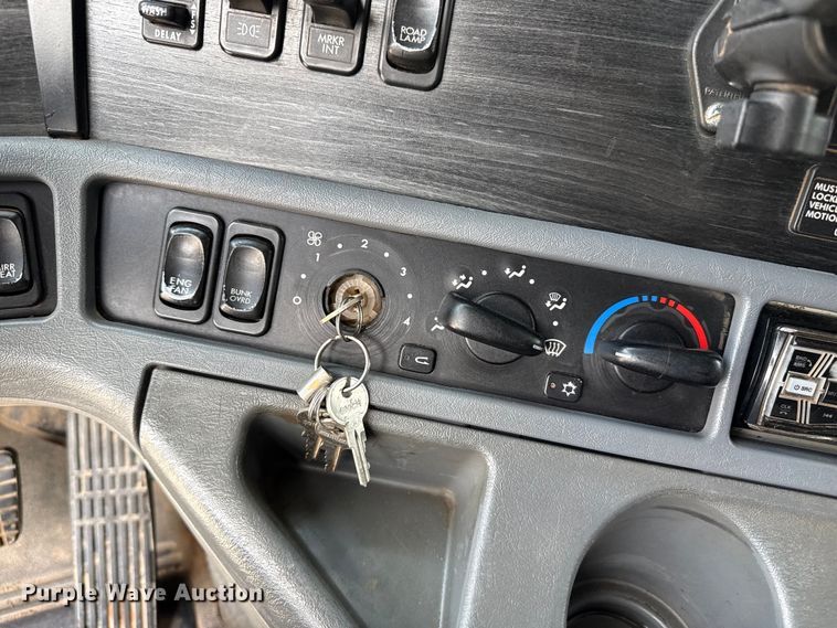 image for item DZ8978 2005 Freightliner Columbia semi truck