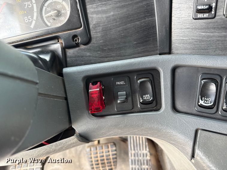 image for item DZ8978 2005 Freightliner Columbia semi truck