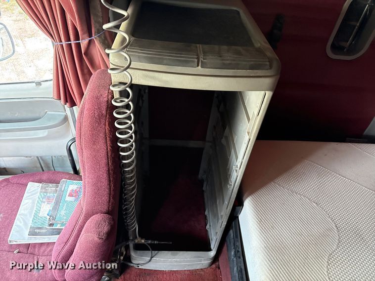 image for item DZ8978 2005 Freightliner Columbia semi truck