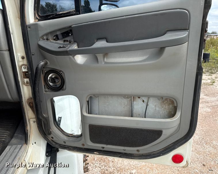 image for item DZ8978 2005 Freightliner Columbia semi truck