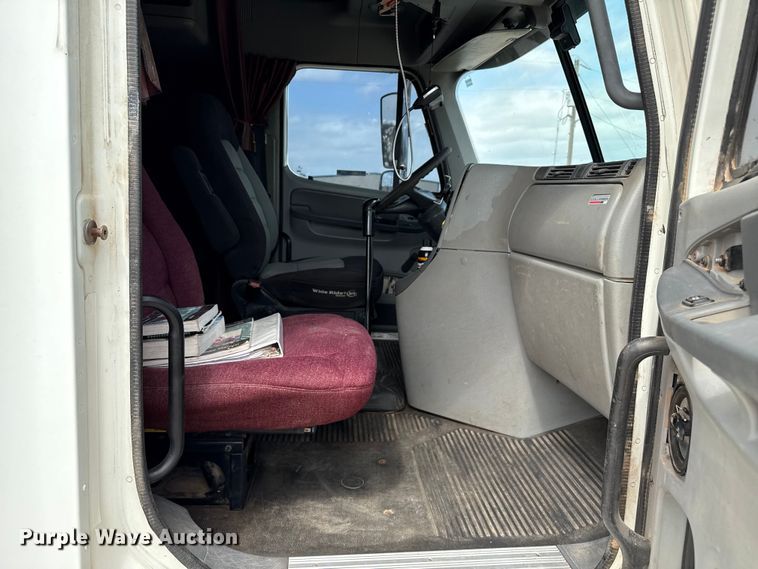 image for item DZ8978 2005 Freightliner Columbia semi truck