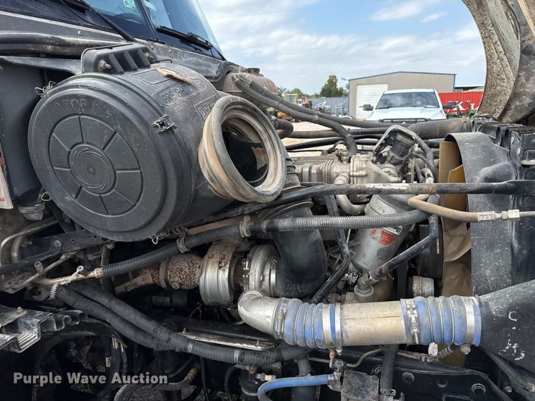 image for item DZ8978 2005 Freightliner Columbia semi truck