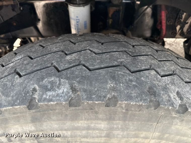 image for item DZ8978 2005 Freightliner Columbia semi truck