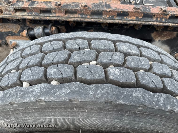 image for item DZ8978 2005 Freightliner Columbia semi truck