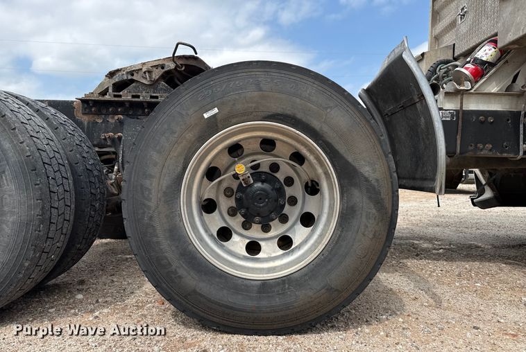 image for item DZ8978 2005 Freightliner Columbia semi truck