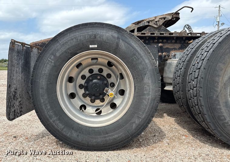 image for item DZ8978 2005 Freightliner Columbia semi truck